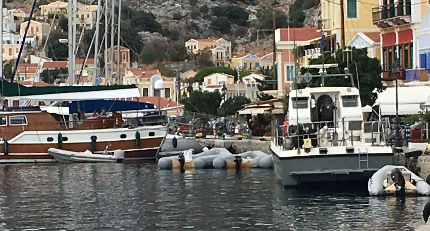 Gummibåden, som har sejlet flygtninge og migranter til Symi, fylder godt op i øens havn.