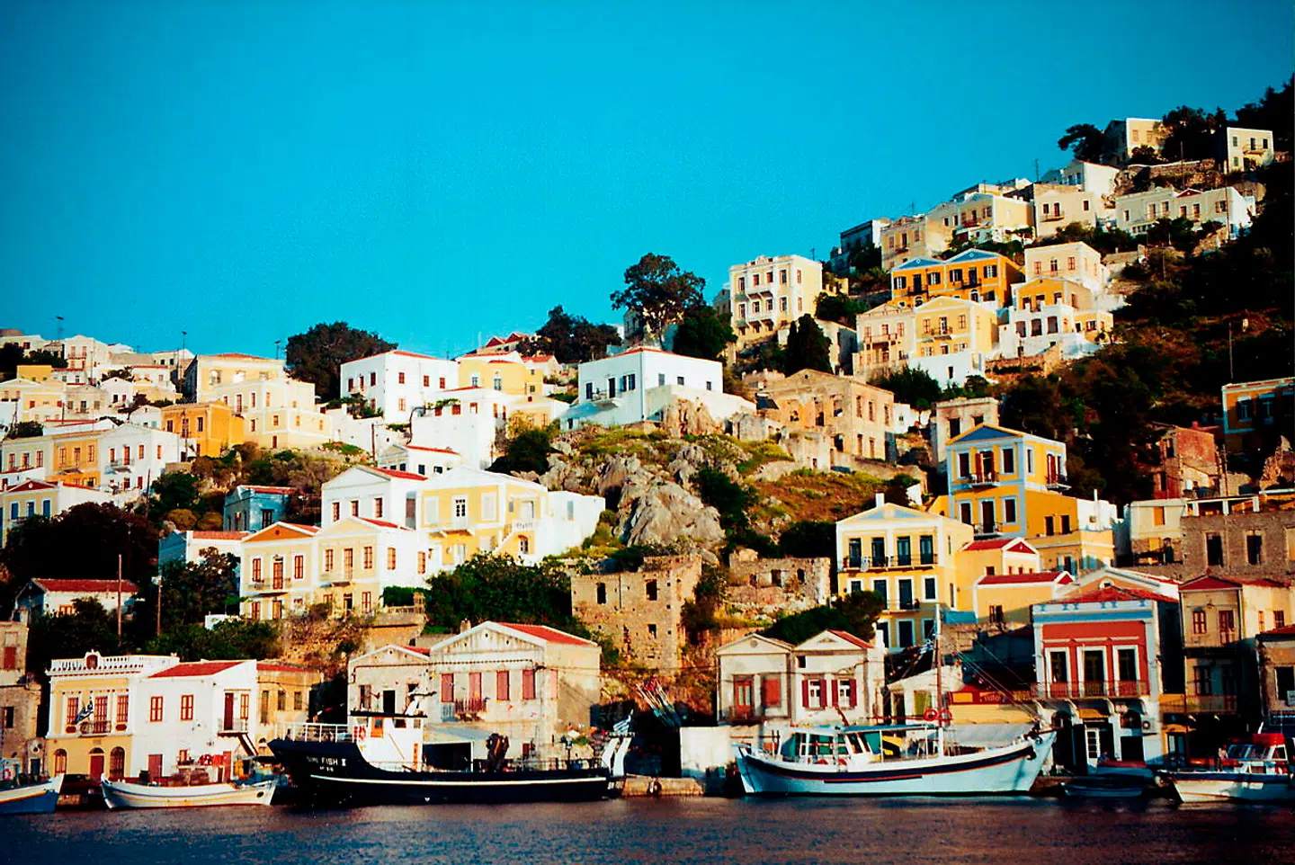 Arkivfoto. Sådan ser havnen i Symi by normalt ud.