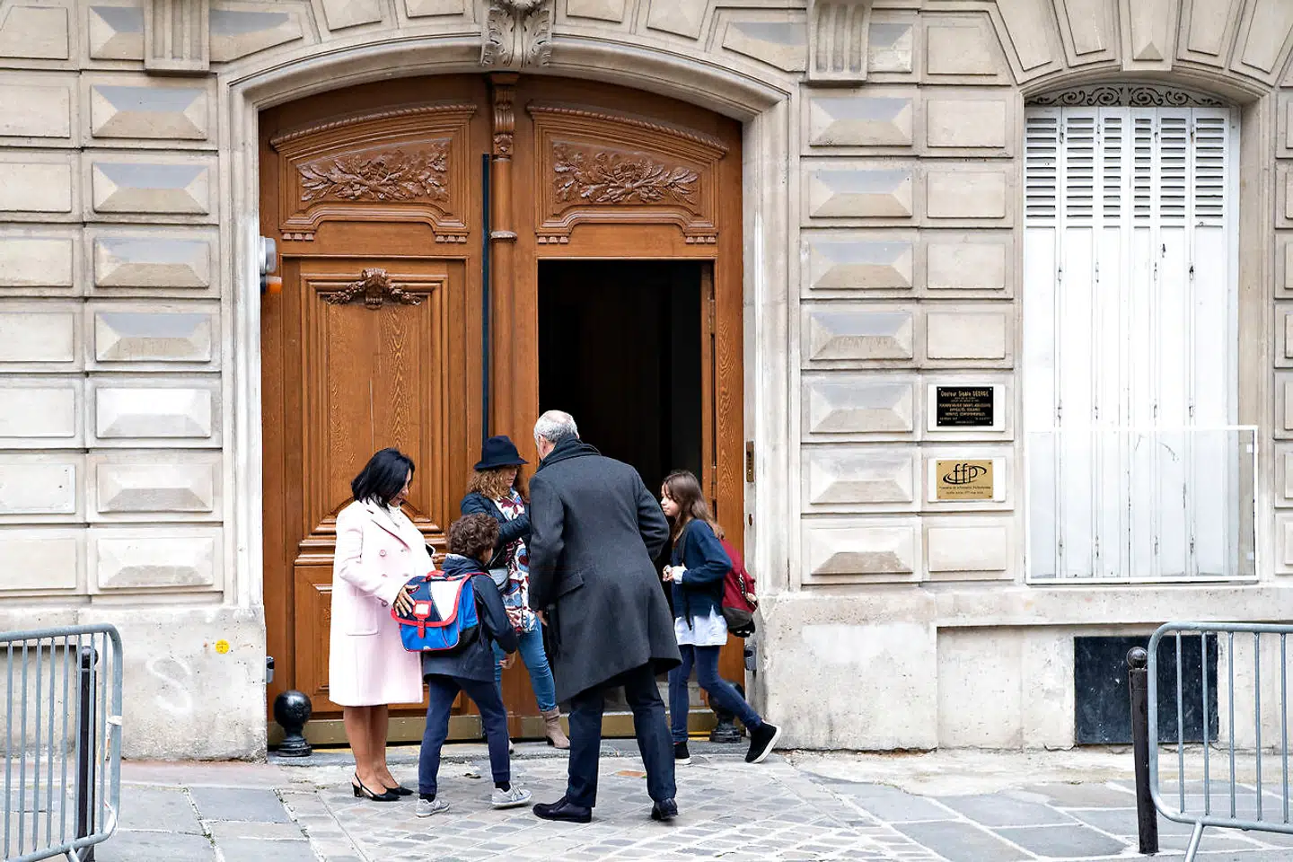 Her går prins Joachim og prinsesse Maries børn i skole. Privatskolen Monceau i Paris. Det er ikke hverken Marie eller børnene på billedet.