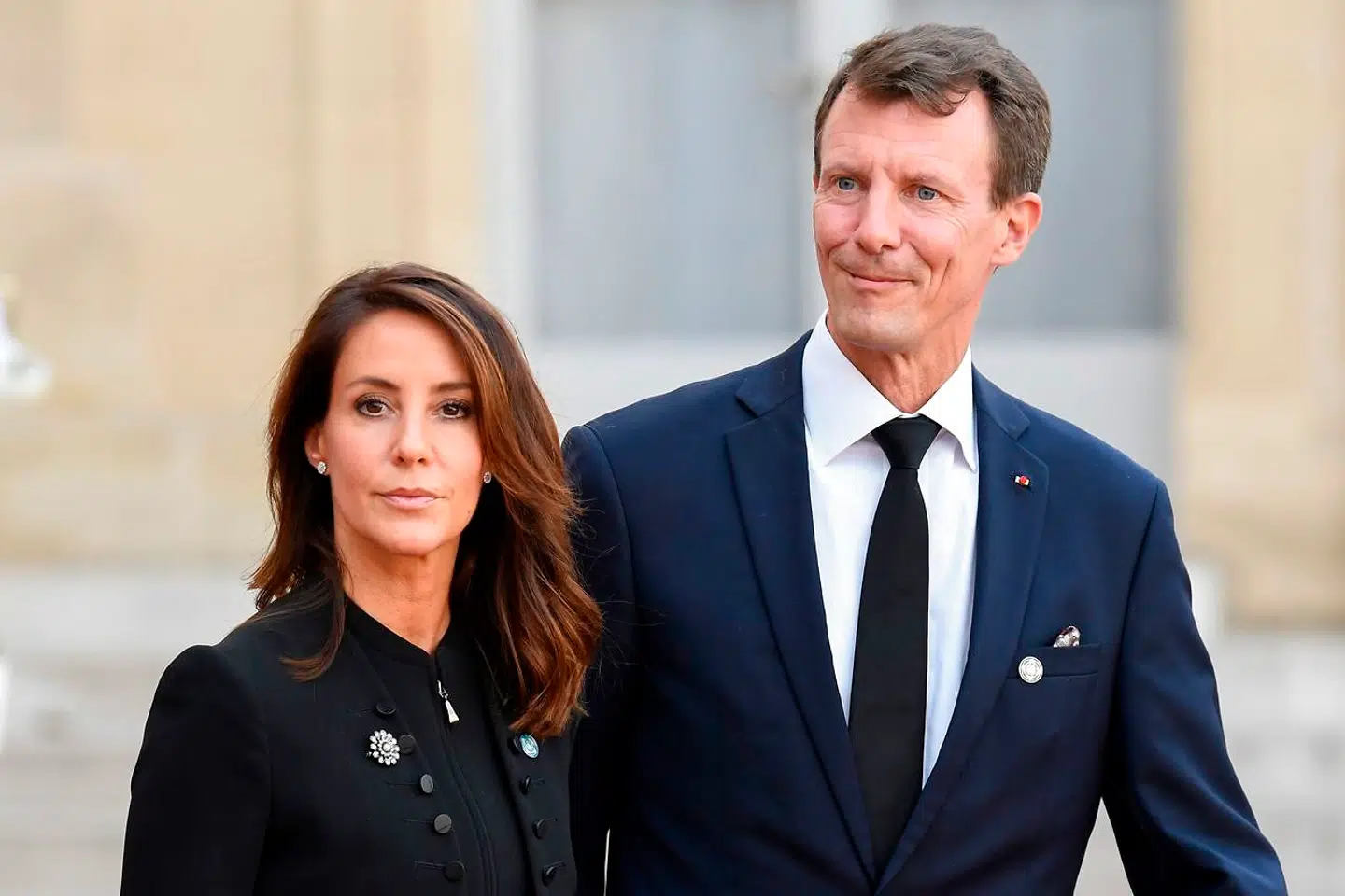 Joachim og Marie ser ud til at være faldet godt til i Paris. I hvert fald så deres børn glade ud, da de mandag morgen skyndte sig i skole.