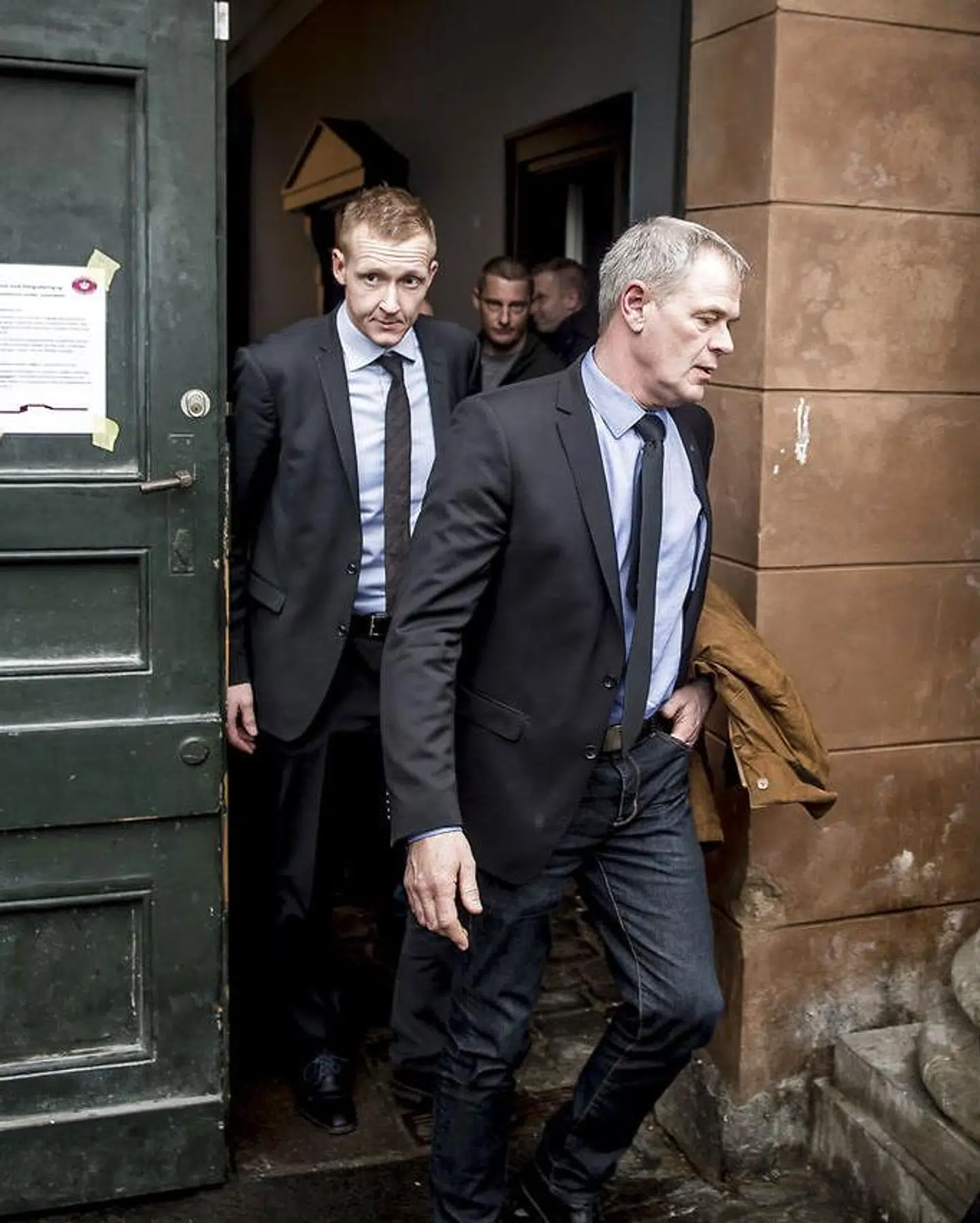 Virkelighedens anklager, Jakob Buch-Jepsen, og vicepolitiinspektør Jens Møller forlader retsbygningen i en pause under retssagen mod Peter Madsen.