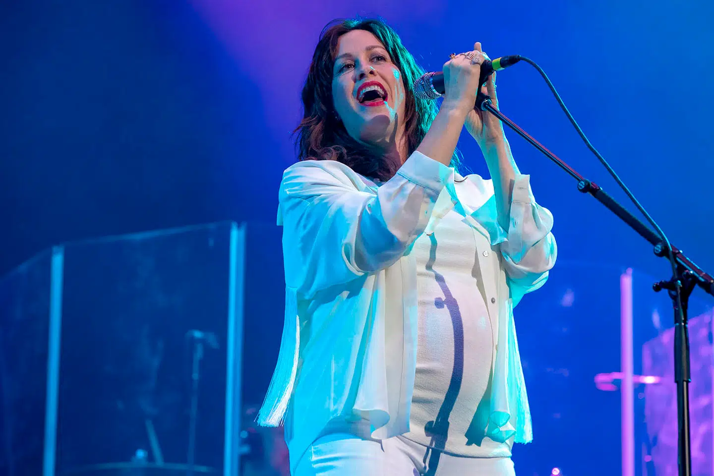 ARKIVFOTO fra maj i år, hvor Alanis Morissette var gravid med sit tredje barn.