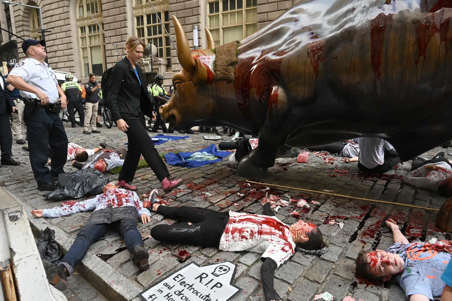 I New York lå demonstranter indsmurt i teaterblod rundt om den ikoniske tyr på Wall Street for at gøre opmærksom på de potentielt katastrofale følger af klimaforandringerne. Timothy A. Clary/Ritzau Scanpix