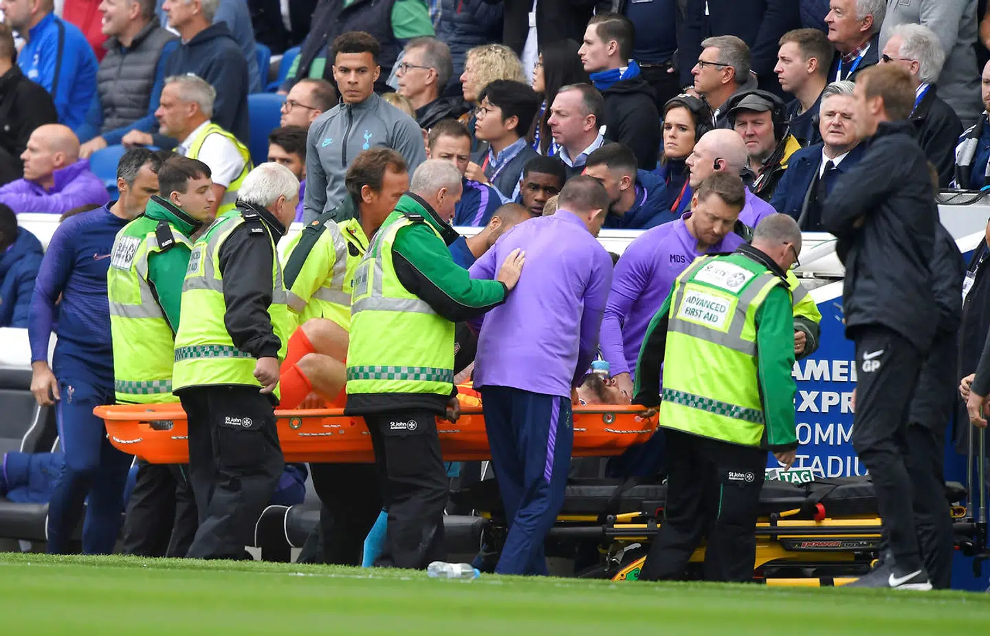 Hugo Lloris bliver båret af banen i kampen mod Brighton.