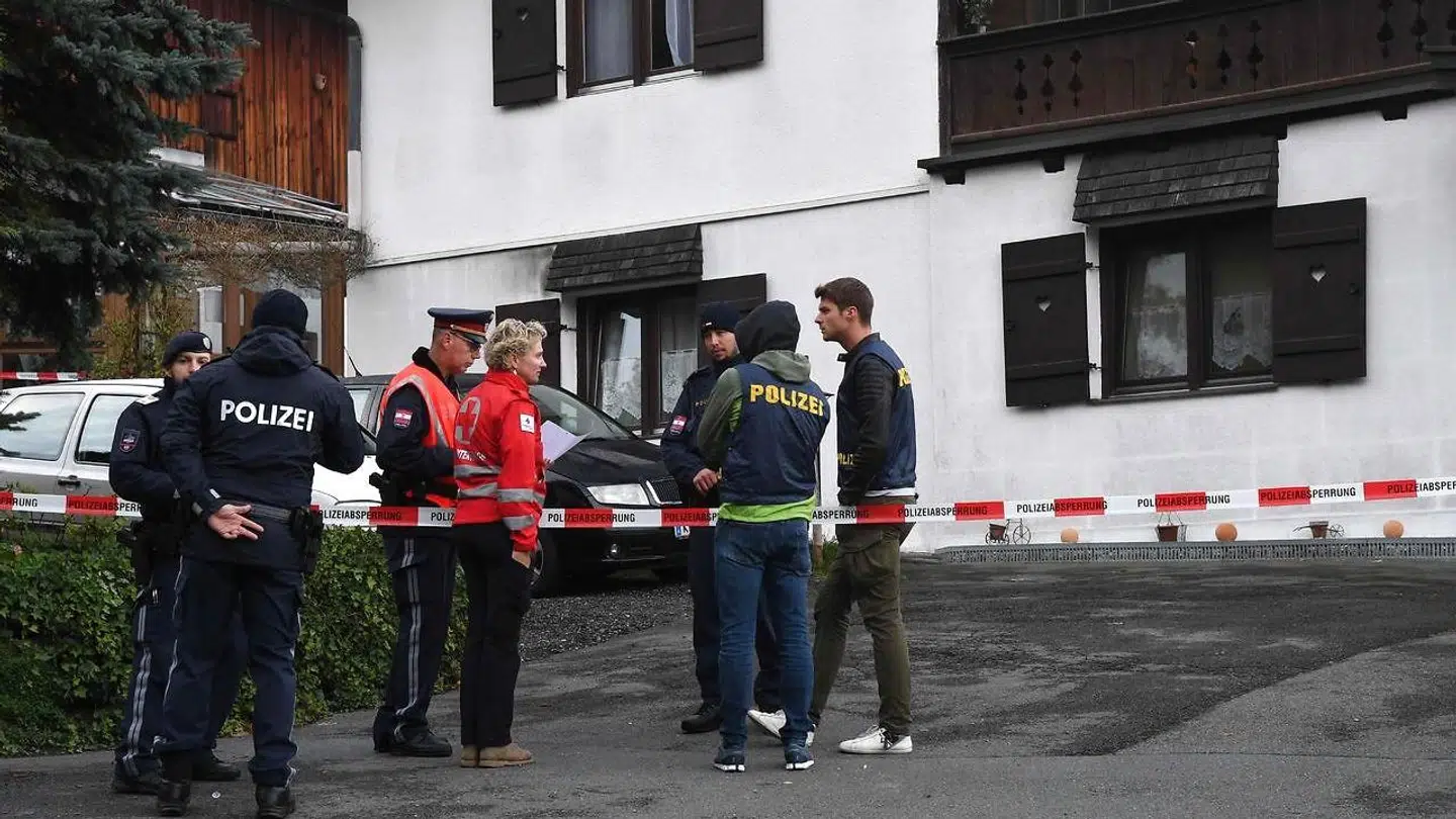 Politiet uden for huset, hvor de voldsomme drab fandt sted.