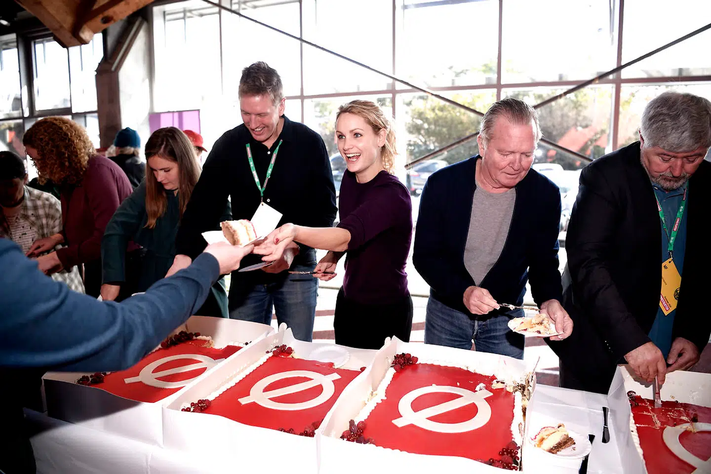 Rune Lund, Pernille Skipper, Frank Aaen og Sørens Søndergaard deler jubilæumskage ud på Enhedslistens årsmøde i Hafnia-Hallen i Valby i København, lørdag den 5. oktober 2019, fordi det nu er 25 år siden, Enhedslisten kom i Folketinget første gang. . (Foto: Tariq Mikkel Khan/Ritzau Scanpix)