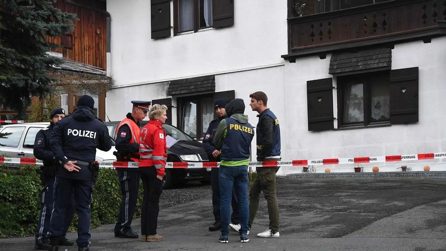 Her ses politiet, der arbejder på gerningsstedet.