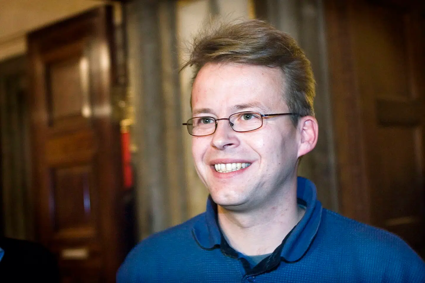 Ritt går efter en borgmesterpost mere - Enhedslistens Mikkel Warming på Københavns Rådhus. Forhandlingerne mellem Socialdemokraterne, De Radikale, SF og Enhedslisten om borgmesterposter på Københavns rådhus fortsætter fredag, og målet er at fravriste den borgerlige blok den ene af deres to borgmestre. Det sagde den socialdemokratiske kandidat til overborgmesterposten, Ritt Bjerregaard, da hun som den sidste kort efter midnat forlod rådhuset. Tidligere torsdag havde De Radikale og Socialdemokraterne genåbnet forhandlingerne, og da Venstre-manden Wallait Khan senere på dagen forlod Venstre for at blive løsgænger lignede det en konstituering, hvor de borgerlige mister den ene af deres to borgmesterposter. Det ser det ud til, lød det kortfattet fra Ritt Bjerregaard.