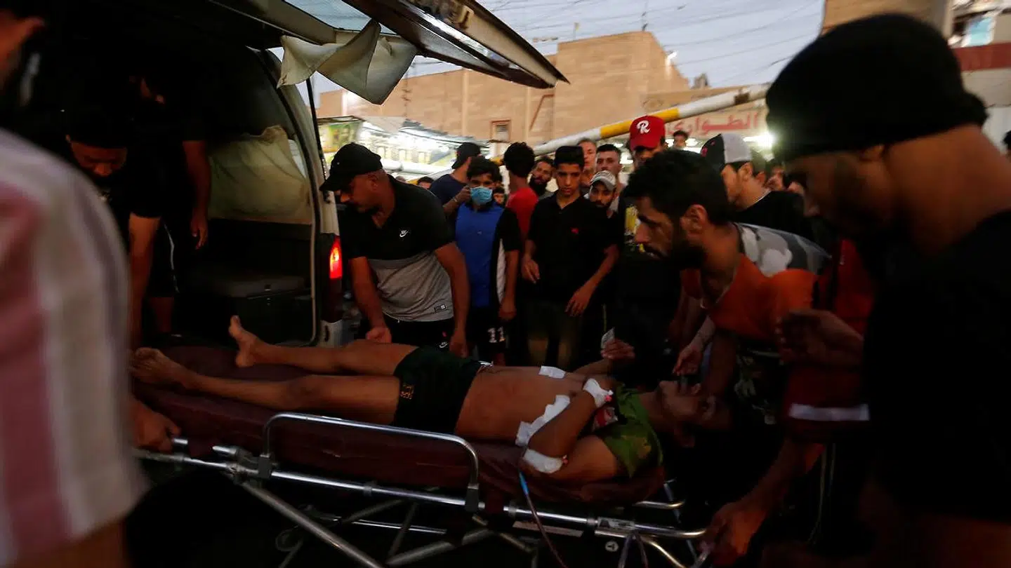 En såret demonstrant bliver lørdag hastet til behandling i Baghdad efter, at han blev skadet i demonstrationerne mod regeringen i Irak.