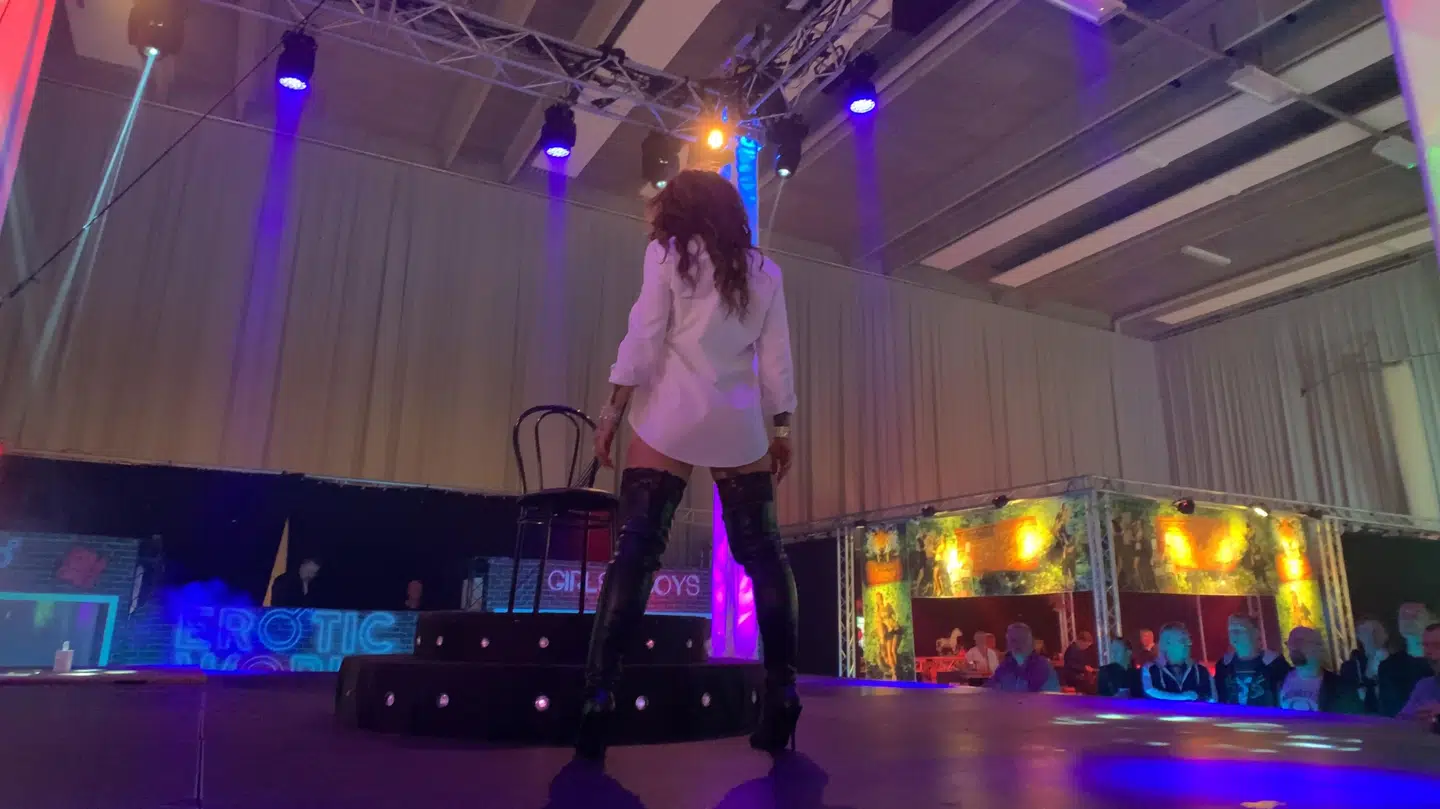 Når Nina Blak står på scenen, vil hun fortælle personlige historier.