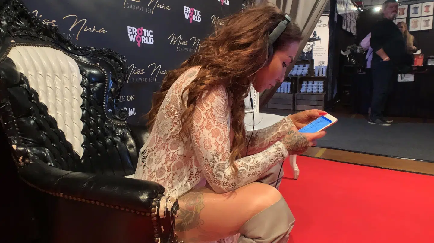 Inden Nina Blak skal på scenen er vindmaskinen forsvundet, og hun må skifte til et andet show. Hun får genopfrisket musikken til det andet show.