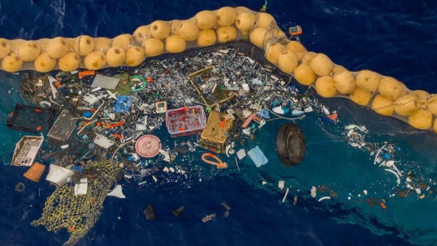 Nettet her er opfundet af en 25-årig hollænder, der står bag The Ocean Cleanup.
