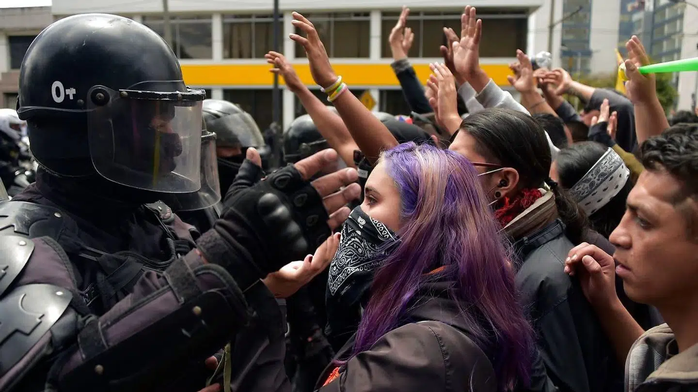 Demonstranter står ansigt til ansigt med politiet under strejken, der tager transportbranchen i forsvar.