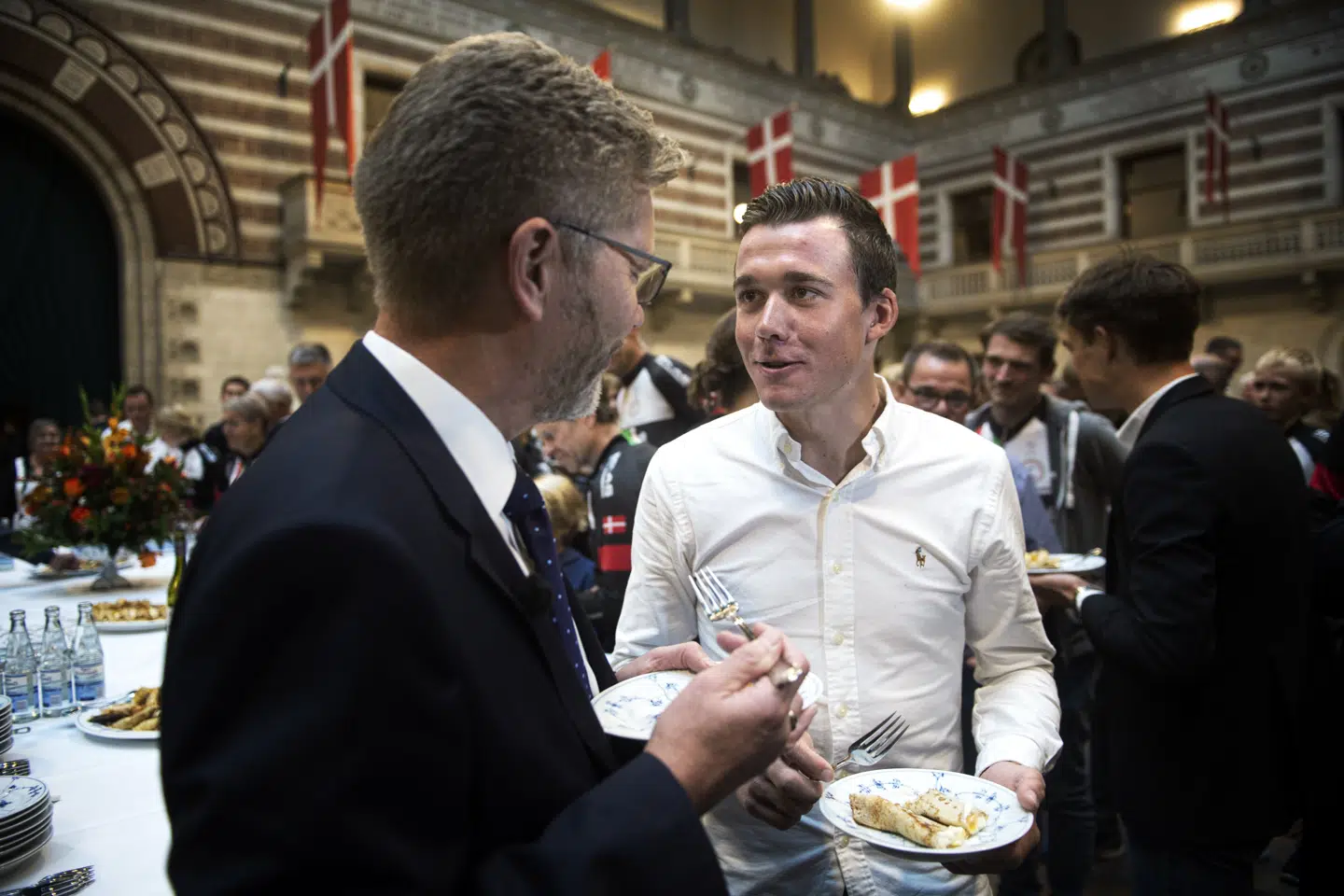 Den nykårede verdensmester i landevejscykling, Mads Pedersen, blev onsdag fejret på Københavns Rådhus, hvor han sammen med overborgmester Frank Jensen spiste de traditionsrige rådhuspandekager. Ida Guldbaek Arentsen/Ritzau Scanpix