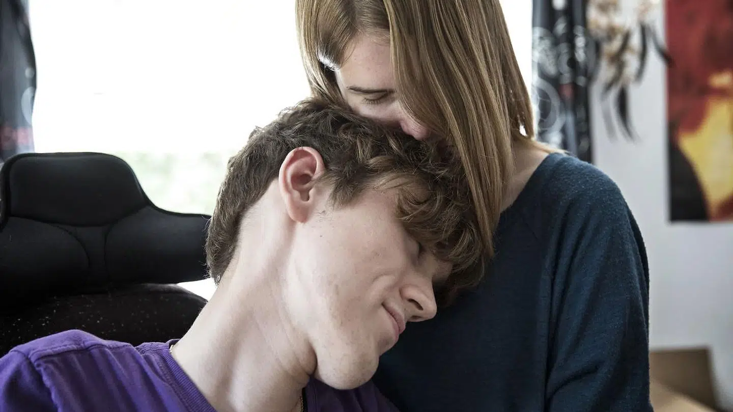 Johan Lauritsen drømmer om at kunne kramme sin kæreste. Det er svært for ham i dag, da han ikke kan løfte armene over hovedet.