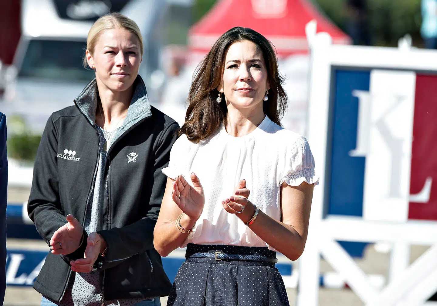 Lego-familien er nære venner med kongehuset. Her ses Lego-arving Agnete Kirk Thinggaard sammen med kronprinsesse Mary ved et ride stævne.