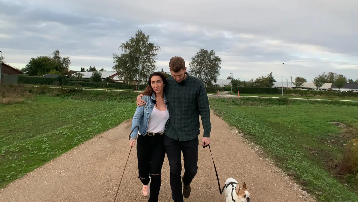 Nina Blak og Jacob Olsen nyder at gå lange ture med deres to hunde sammen. Her kan de få vendt dagens oplevelser og gøremål.