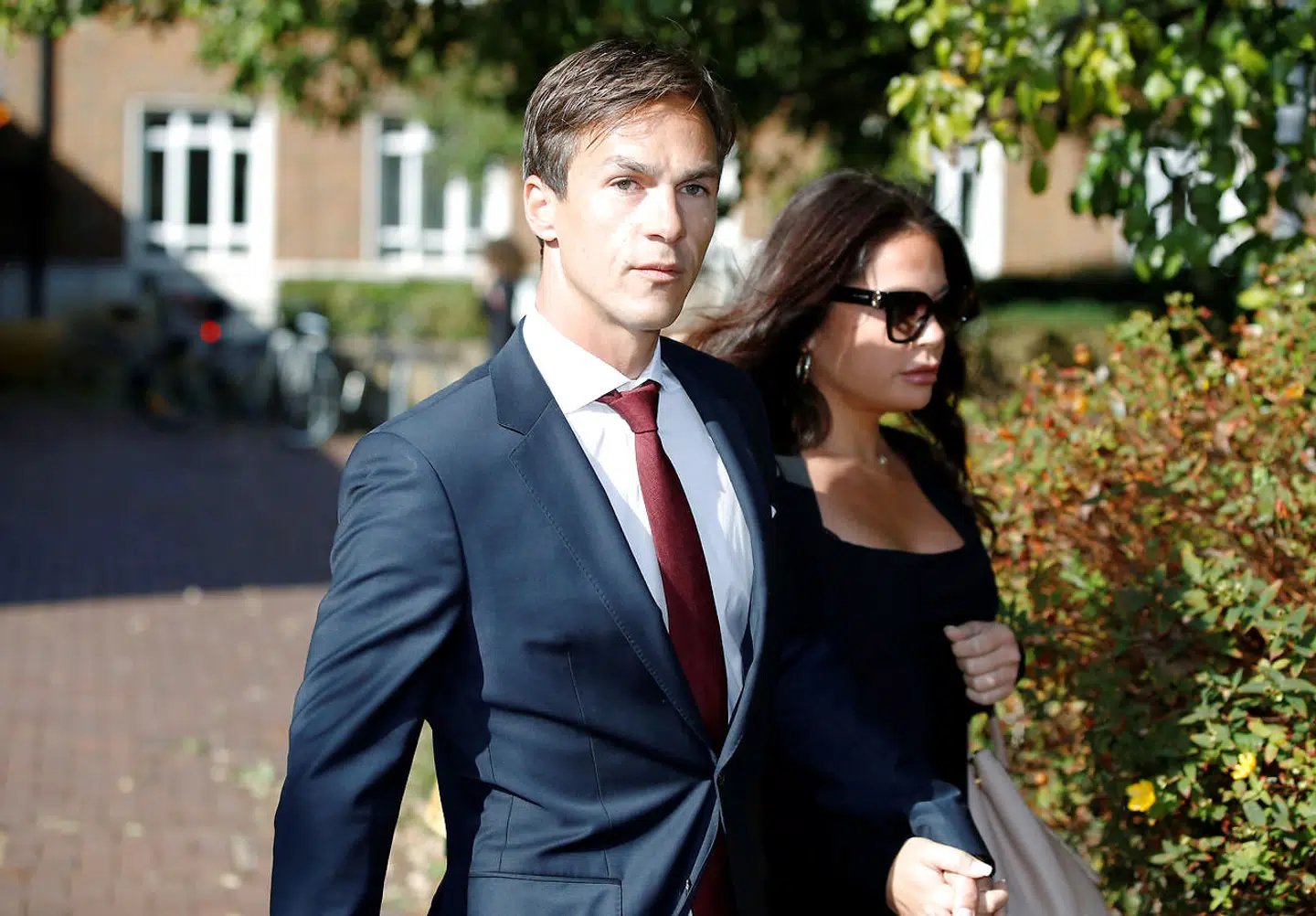 Thorbjørn Olesen forlader retten i London sammen med sin kæreste, Lauren.