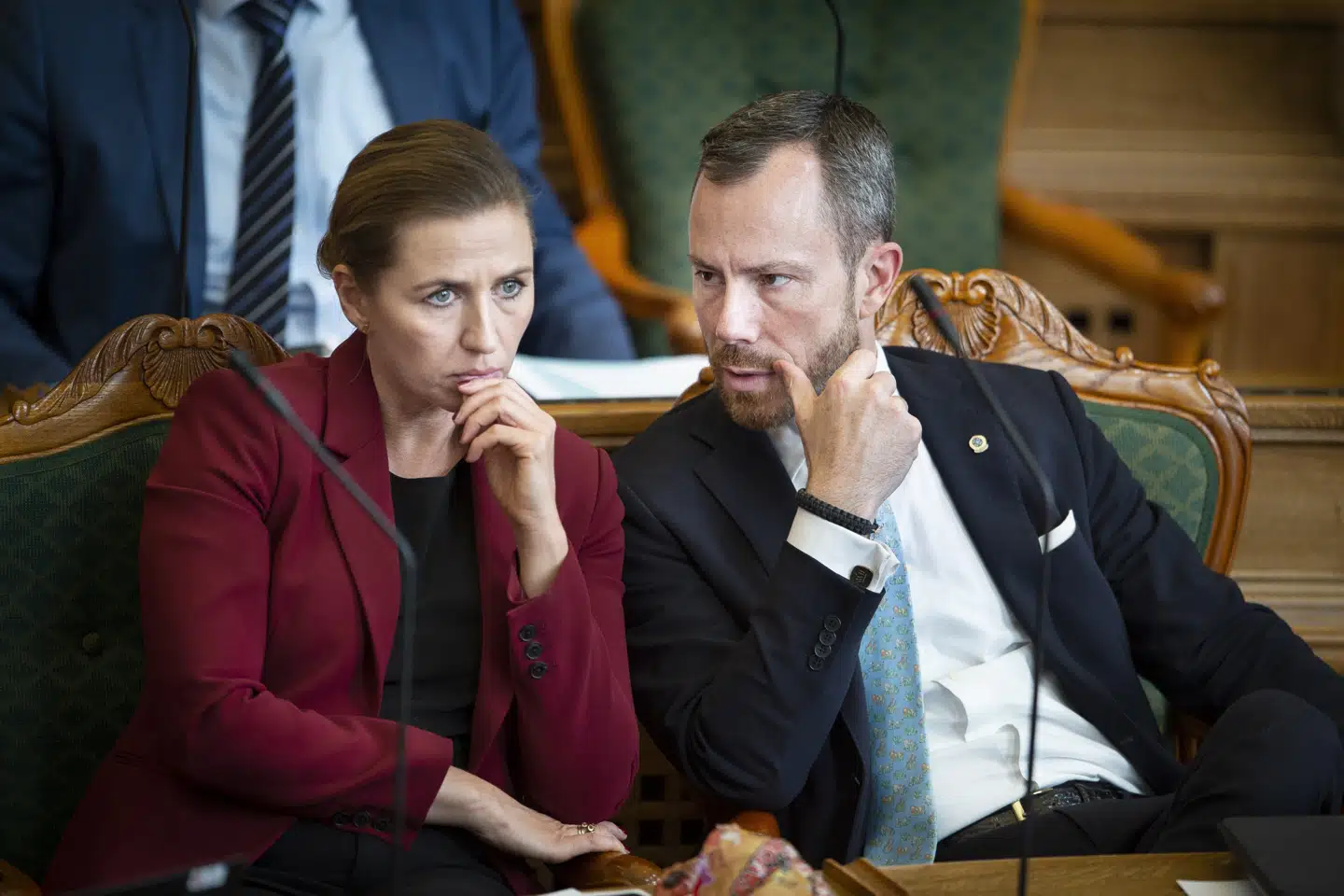 Statsminister Mette Frederiksen (S) og Venstre-formand Jakob Ellemann-Jensen krydsede klinger under en mere end 15 timer lang åbningsdebat, men de kunne dog give hinanden en krammer efterfølgende. Liselotte Sabroe/Ritzau Scanpix