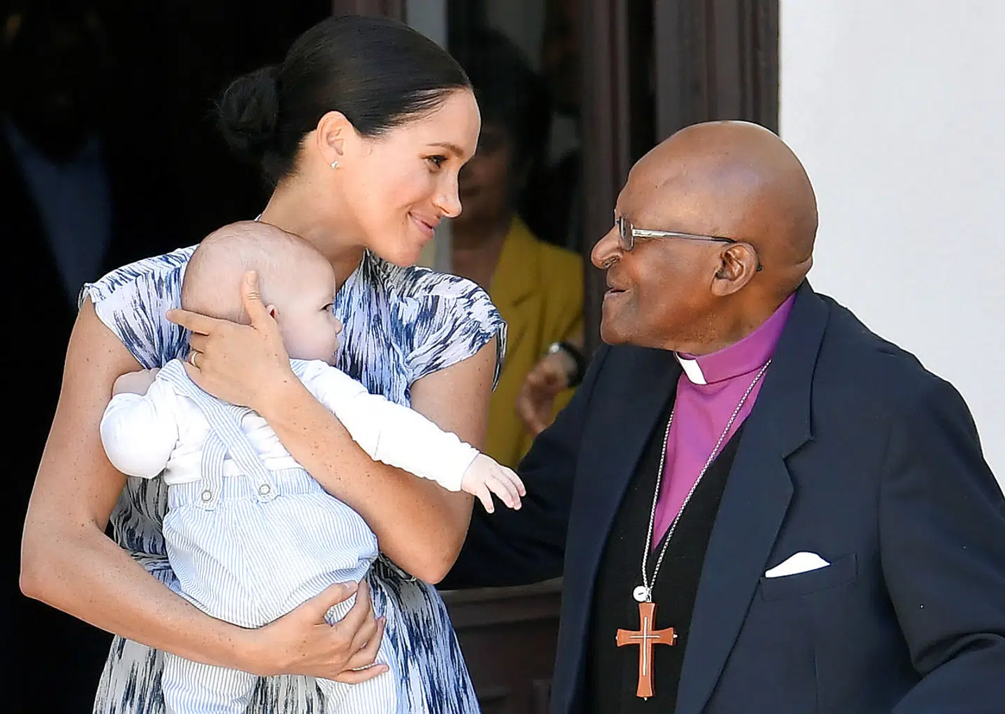 På rundrejsen i Afrika viste hertugparret endelig deres søn rigtig frem for offentligheden. Her møder mor og søn ærkebiskop Desmond Tutu.