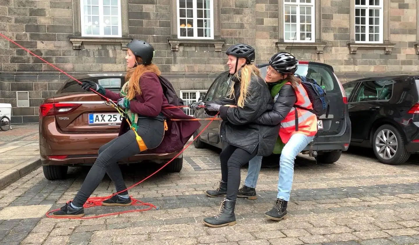 Aktivisterne holdt banneret på plads med reb og deres kropsvægt.