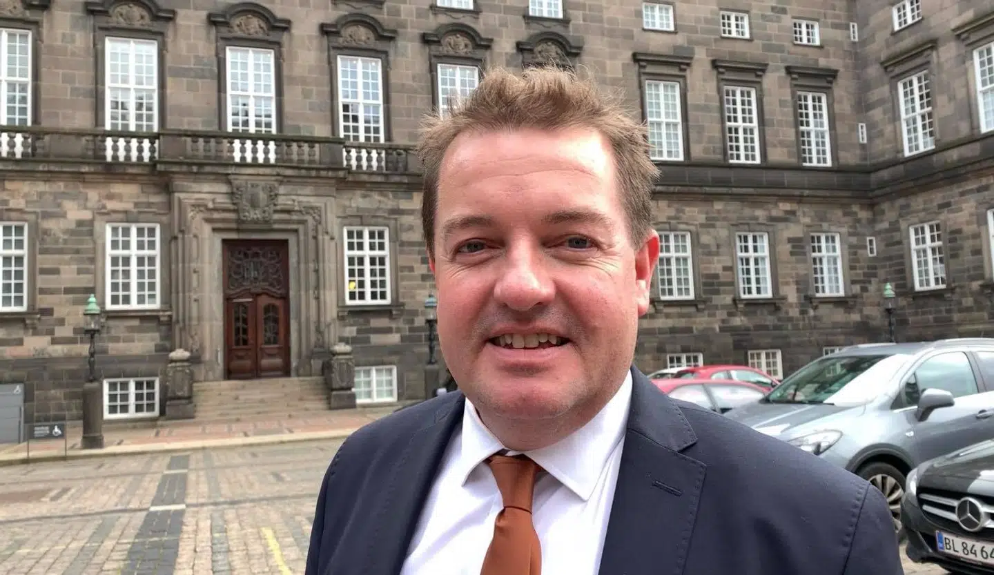 Jens Rohde(RV) var kommet ud fra Folketingets åbningsdebat for at tage billeder af aktivisternes banner.