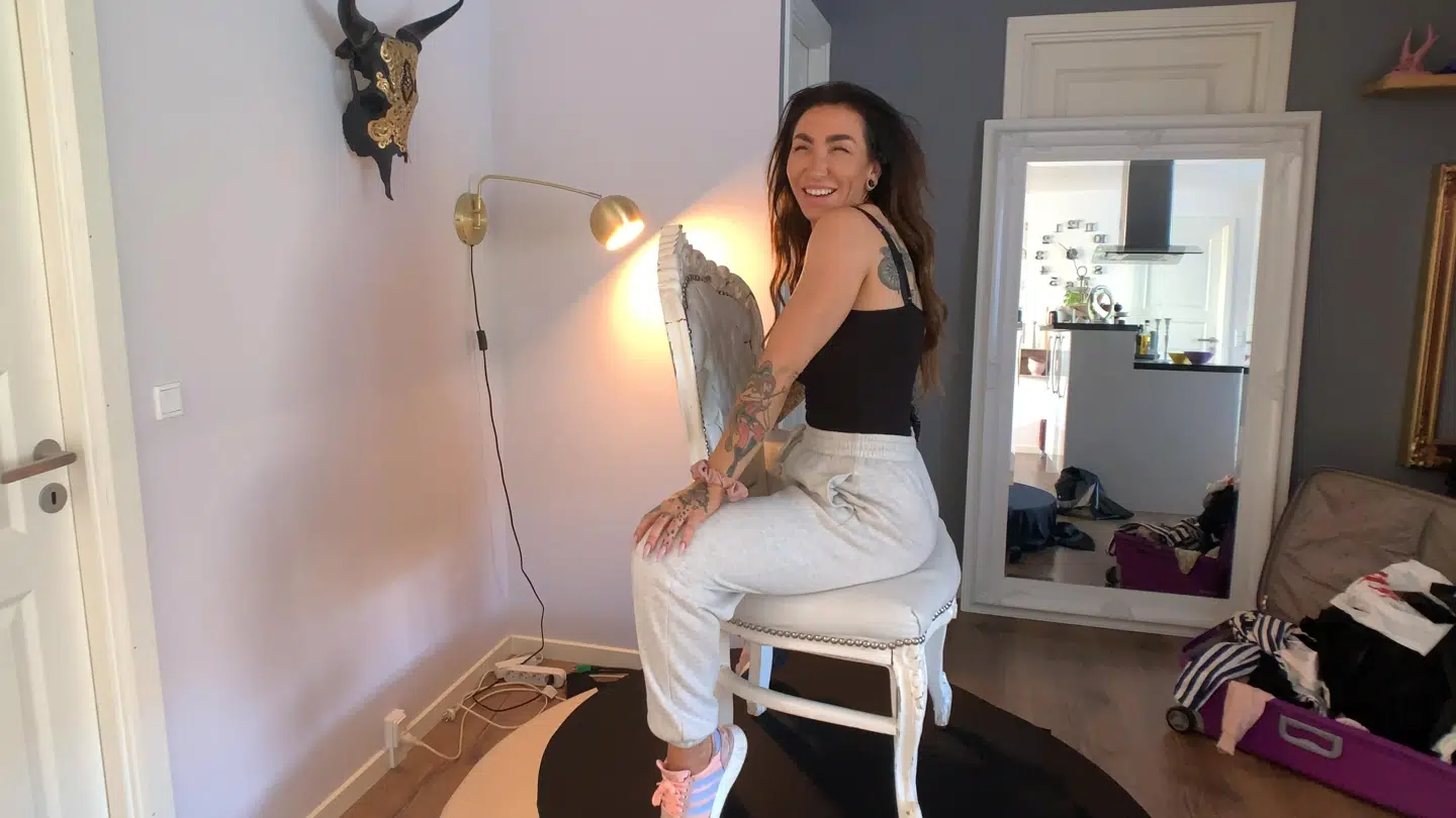 Nina Blak mangler at få bygget podiet færdigt til det store show på Erotic World.