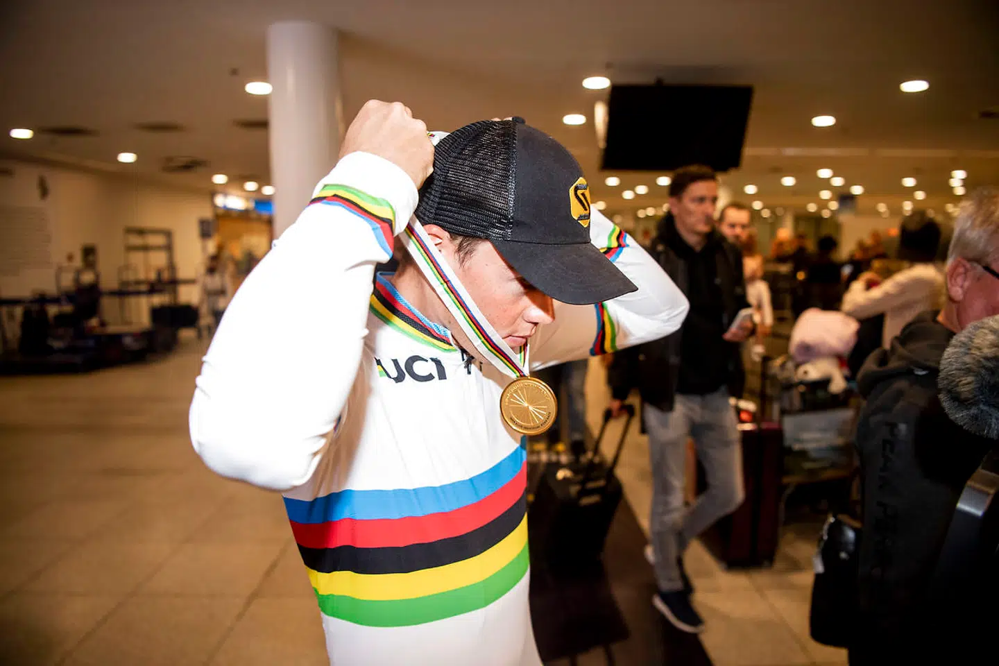 Mads Pedersen med sin medalje om halsen i Københavns Lufthavn.