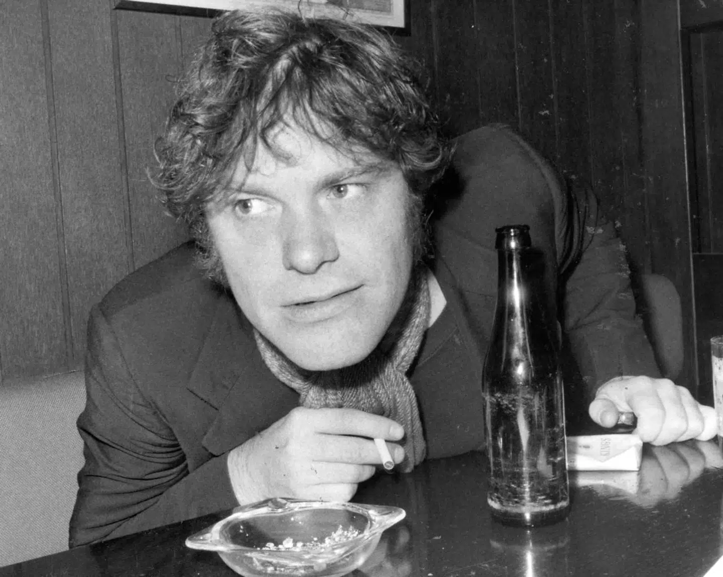 Kim Larsen, som vi kendte ham, med en øl og en smøg.