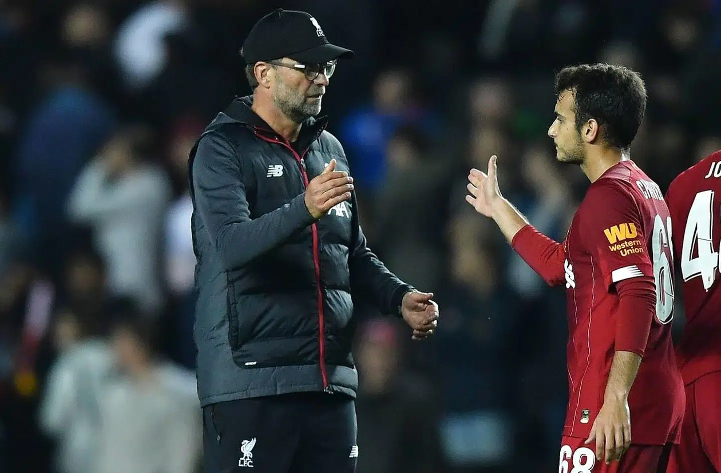 Manden i centrum, Pedro Chirivella, giver håndslag med Klopp efter kampen mod MK Dons.
