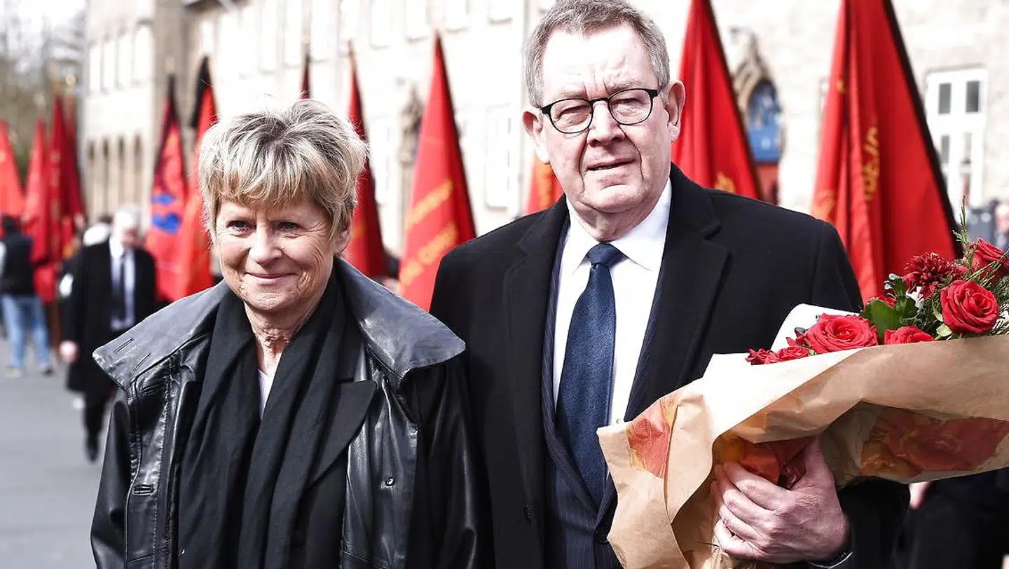 Lone Dybkjær ses her under den tidligere socialdemokratiske statsminister Anker Jørgensens bisættelse i 2016. Her deltog hun sammen med sin ægtefælle siden 1994, Poul Nyrup.