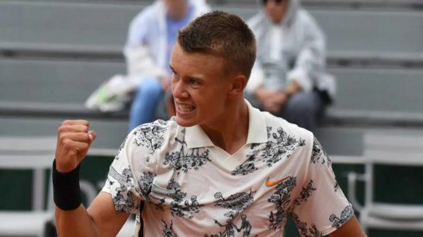 Holger Rune jubler efter at have vundet en duel i drengesinglefinalen ved French Open.