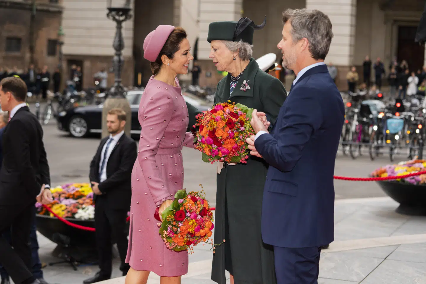 Dronningens søster, prinsesse Benedikte, kan også fungere som rigsforstander, når Dronningen er på udenlandsrejser. Hun ses her ved Folketingets åbning sammen med Kronprinsessen og Kronprinsen.