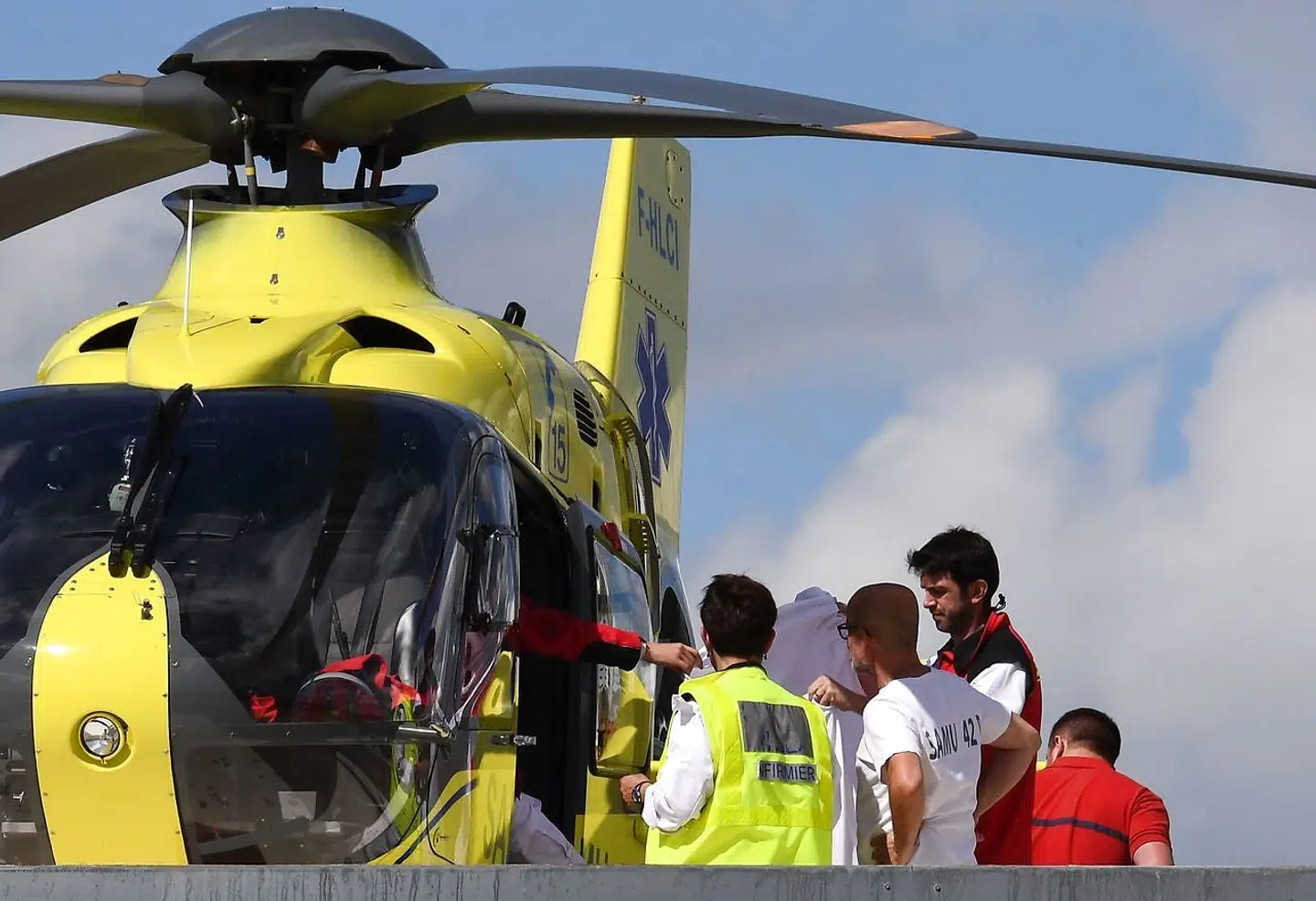 Chris Froome blev hentet i helikopter efter sit styrt i juni-måned.