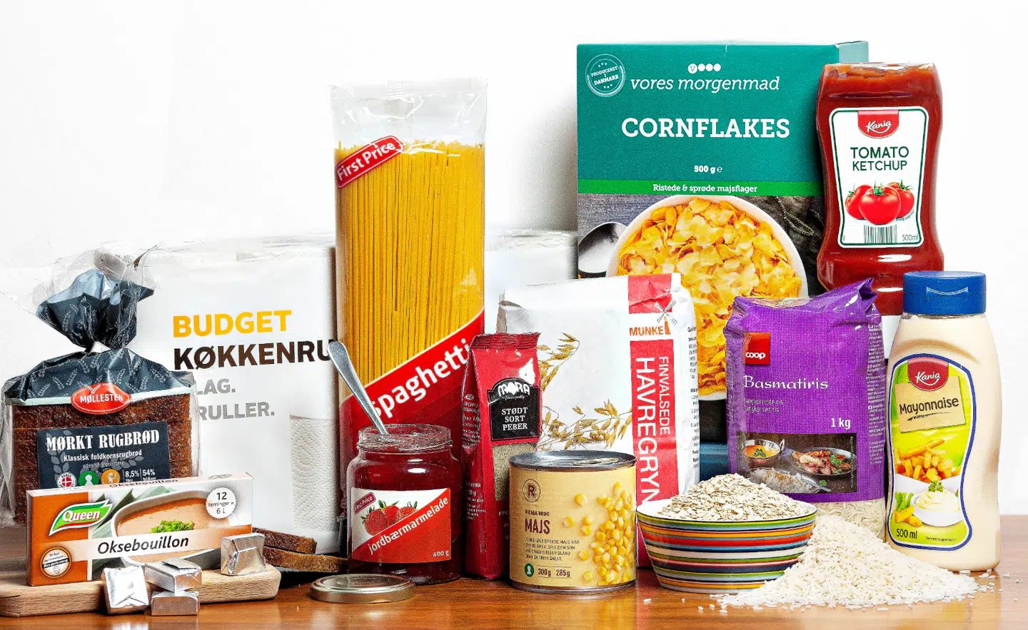 Supermarkedskæderne er i hård kamp om at have de billigste basisvarer.