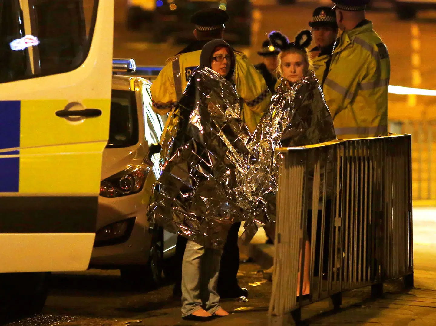 To kvinder får varmen efter at være blevet evakueret fra Manchester Arena efter Ariana Grande-koncerten og terrorangrebet i maj 2017.