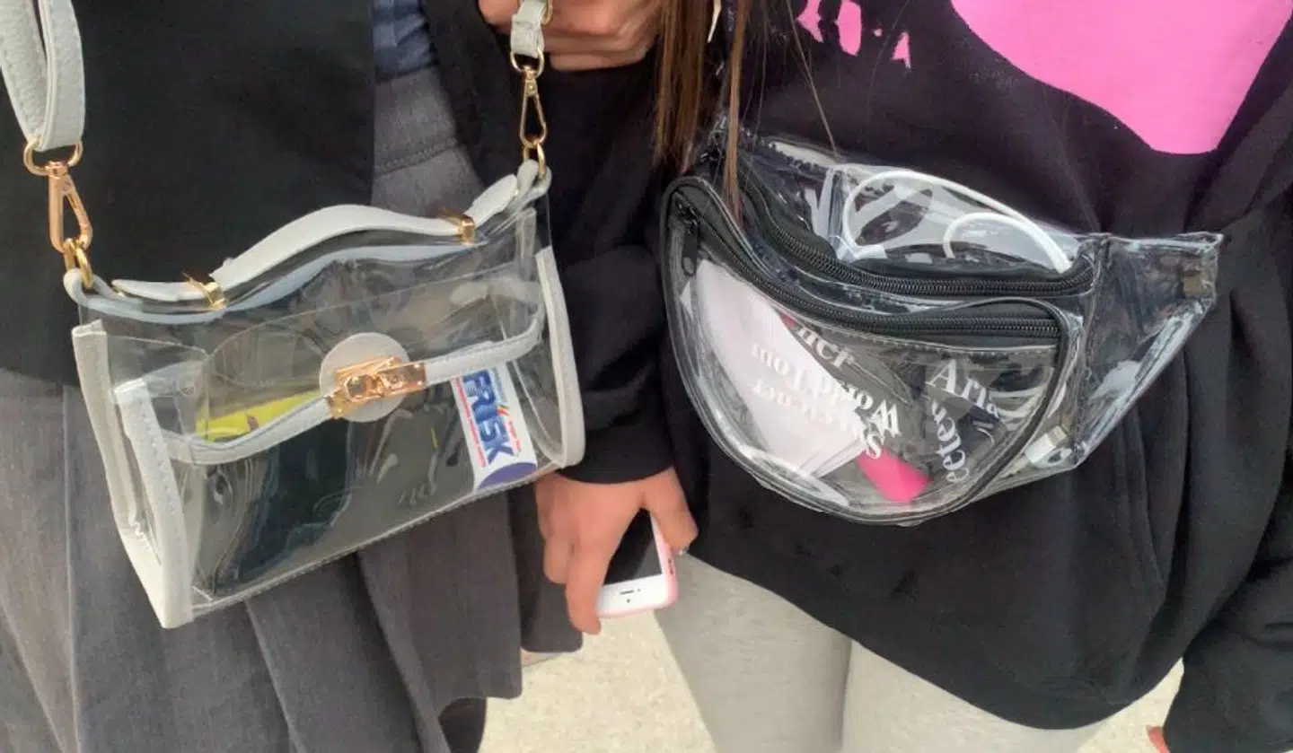 En officiel Ariana Grande-bæltetaske og én almindelig plastiktaske fra gemmerne.