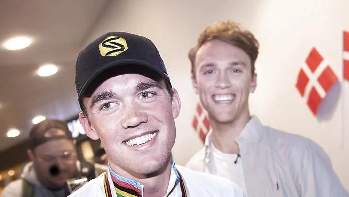 Mads Pedersen med vennen og cykelkollegaen Jakob Egholm bagved.