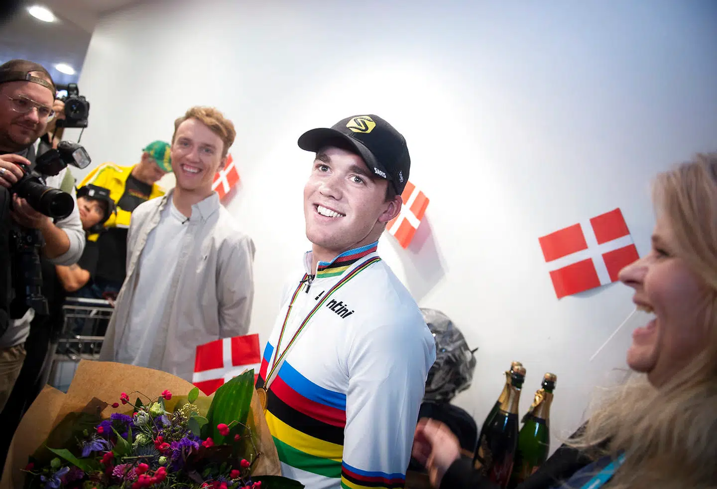 Verdensmester i linjeløb Mads Pedersen ankommer til Københavns Lufthavn mandag den 30. september 2019. (Foto: Liselotte Sabroe/Ritzau Scanpix)
