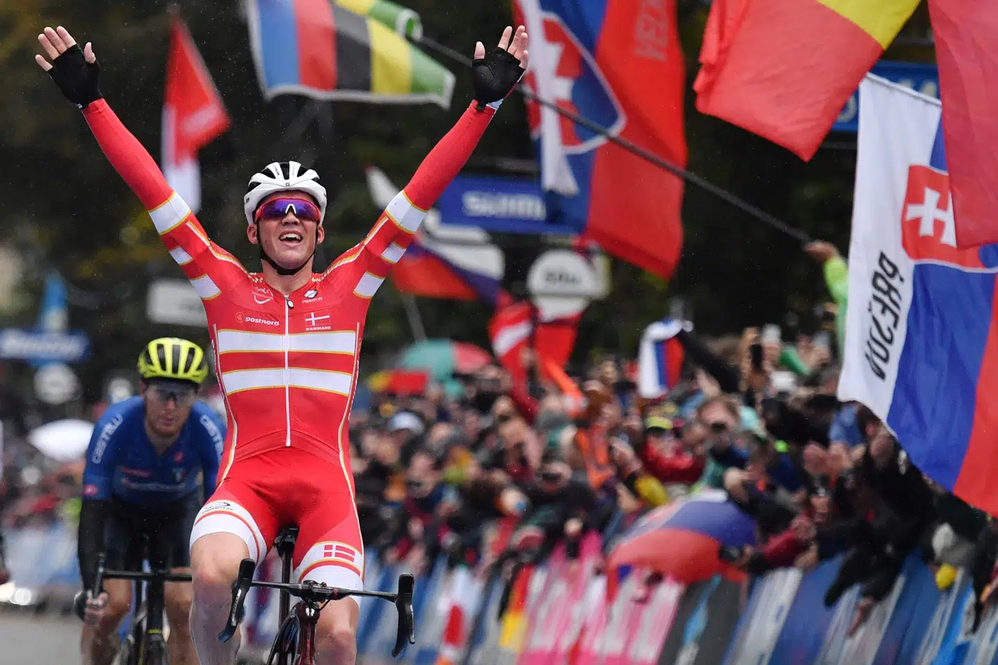 Mads Pedersen var søndag først over målstregen ved VM i linjeløb som den første mandlige danske cykelrytter nogensinde. Onsdag skal han fejres med rådhuspandekager. Ben Stansall/Ritzau Scanpix
