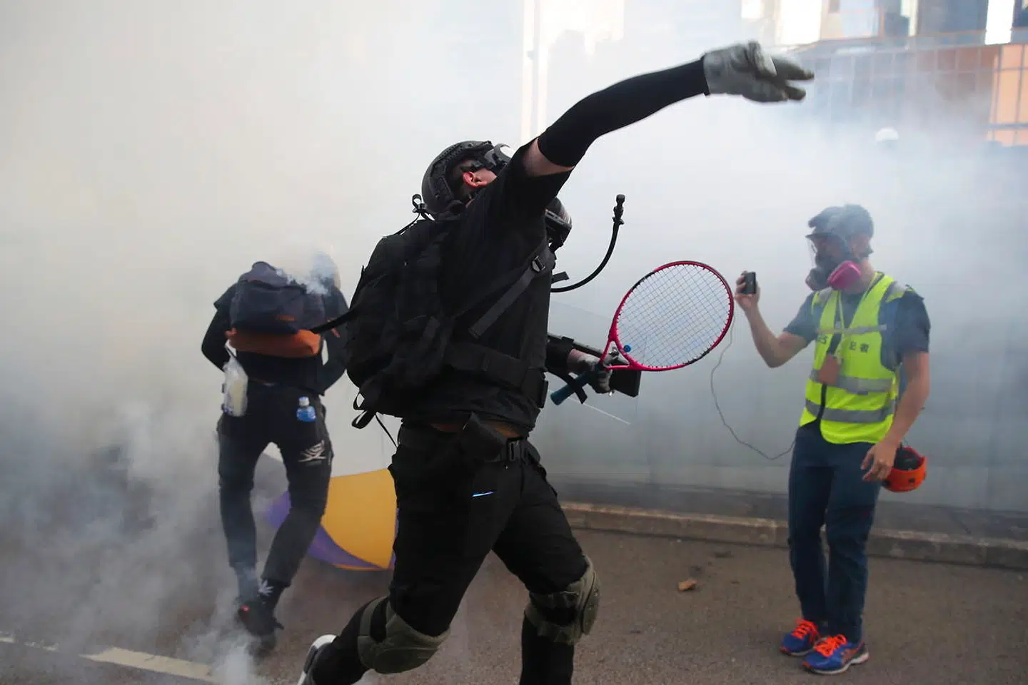 Demonstranter smider også selv med tåregas og bærer masker, så de kan beskytte sig.