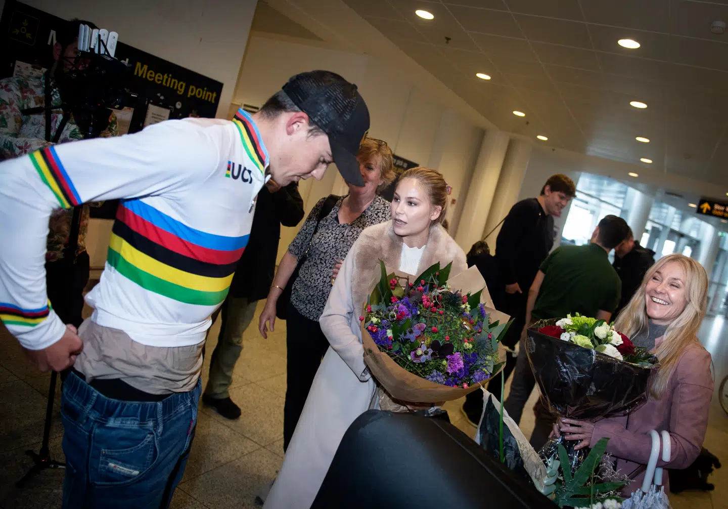 Mads Pedersen ankommer til Københavns Lufthavn, hvor han skiftede til sin verdensmestertrøje, inden folket skulle hylde ham. Her med sin forlovede, Lisette.