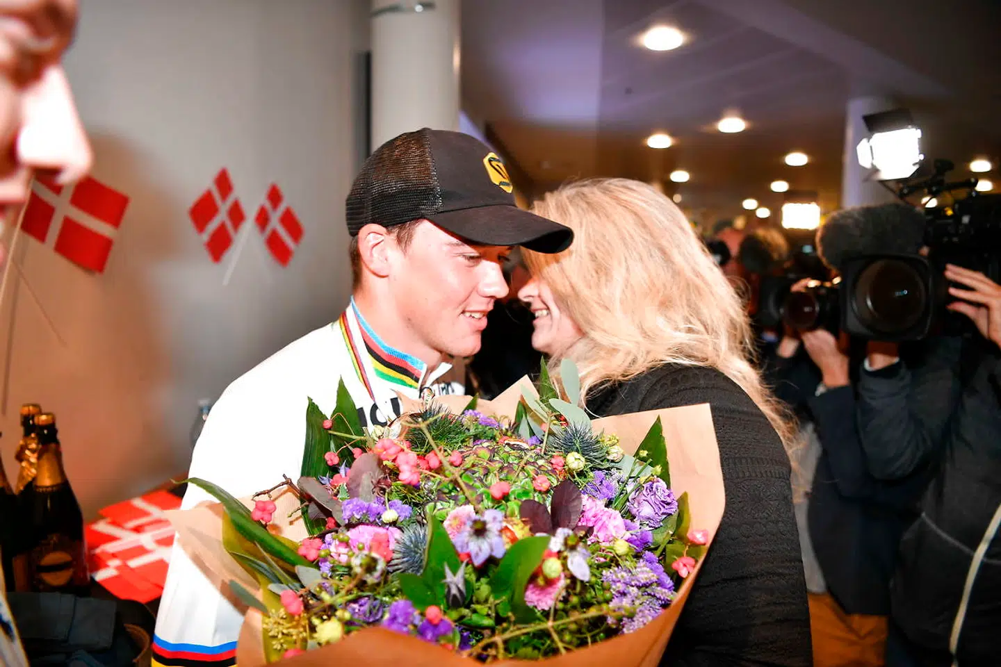 Blomster, champagne, taler, kram og interview stod den på for Mads Pedersen.