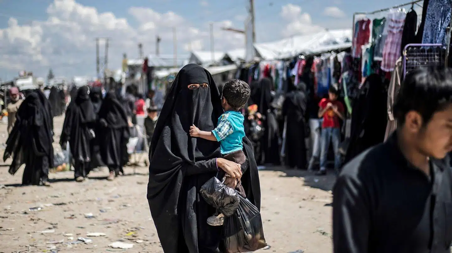 En norsk kvinde med relation til terrororganisationen Islamisk Stat opholder sig lige nu i en teltlejr i Syrien. Nu forsøger hun at komme tilbage til Norge med sine to børn, fordi hendes søn er alvorlig syg. Billedet er hentet i arkivet og viser forholdene i lejren i Al-Hol i foråret 2019. (Arkivfoto)