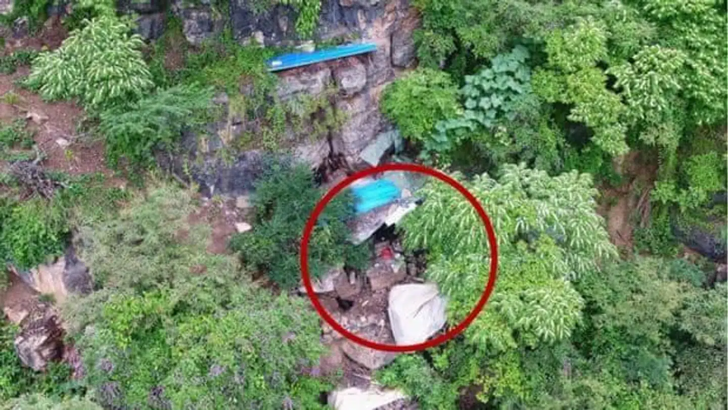 Den tidligere fange blev fundet i en meget lille hule.