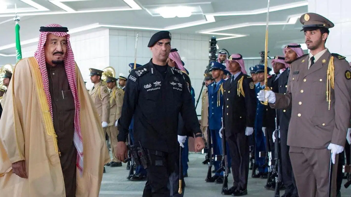 Konge i Saudi-Arabien Salman bin Abdulaziz al-Saud og hans bodyguard Abdel Aziz al-Fagham.