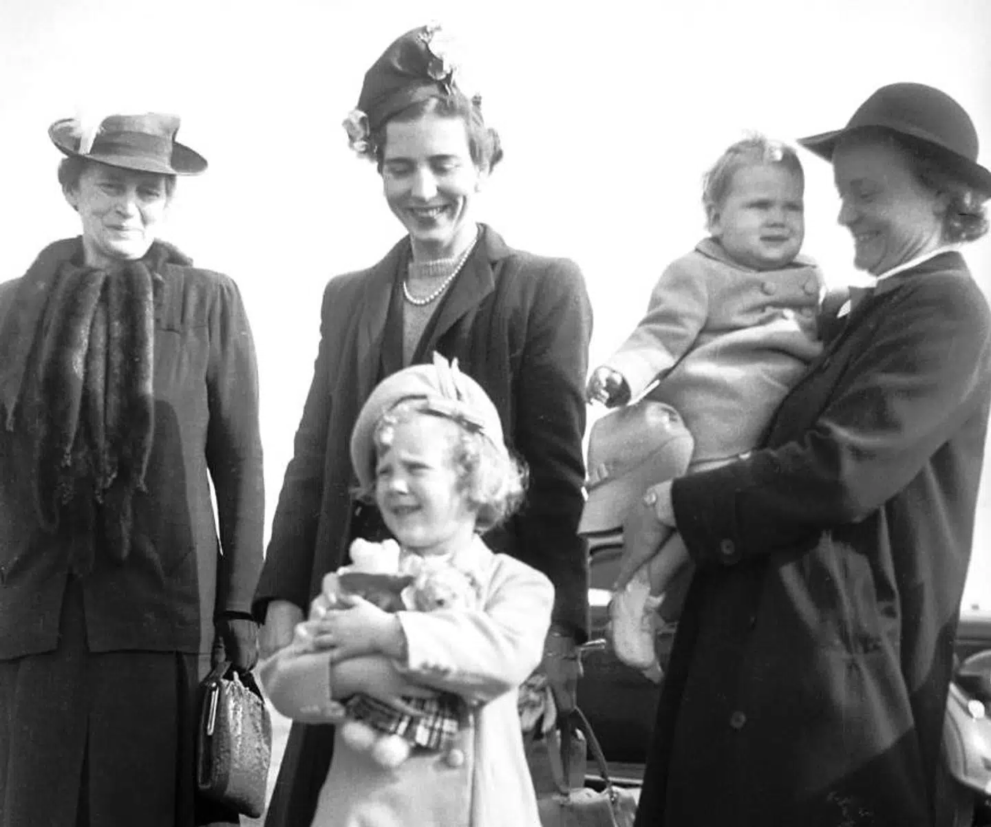 Dronningen Margrethe gennemførste interviewet med det svenske dagblad på flydende svensk. Dronningens mor, dronning Ingrid, var nemlig fra sverige. Her ses den lille prinsesse Margrethe, da hun som barn var med sin mor, kronprinsesse Ingrid og lillesøster, prinsesse Benedikte, i Sverige.