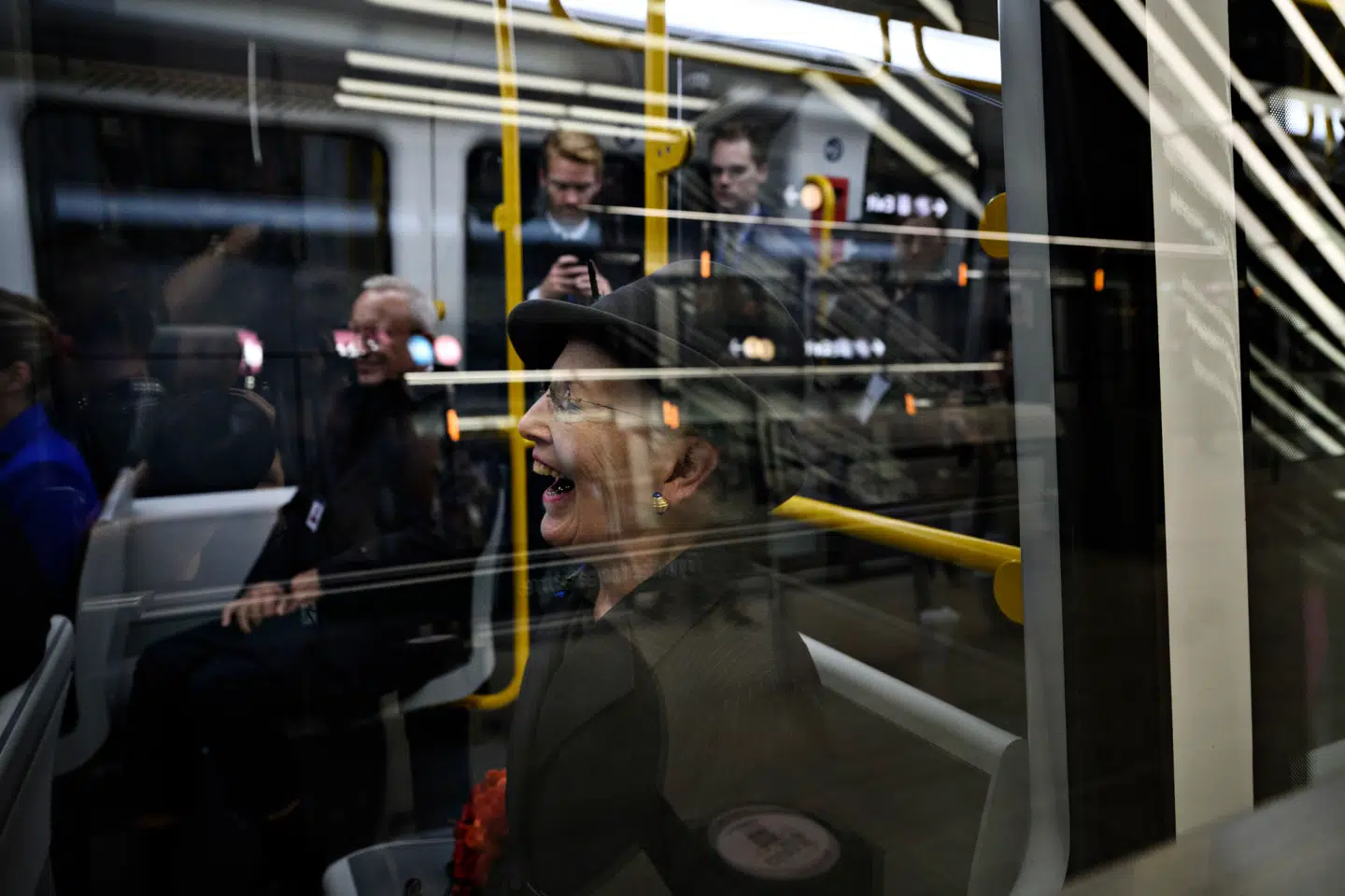 Dronning Margrethe har haft en travl weekend. Søndag morede hun sig 'kongeligt', da hun fik en tur i den nye metro som en af de første passagerer.