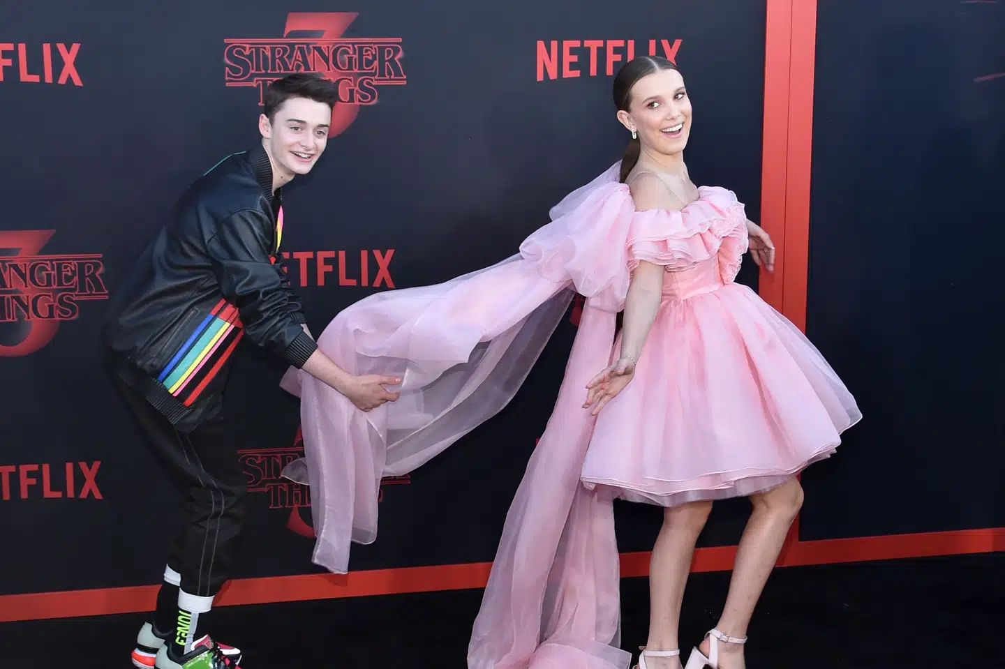 De to unge skuespillerer Millie Bobbie Brown og Noah Schnapp spiller to af hovedrollerne i serien Stranger Things. (Arkivfoto) Chris Delmas/Ritzau Scanpix