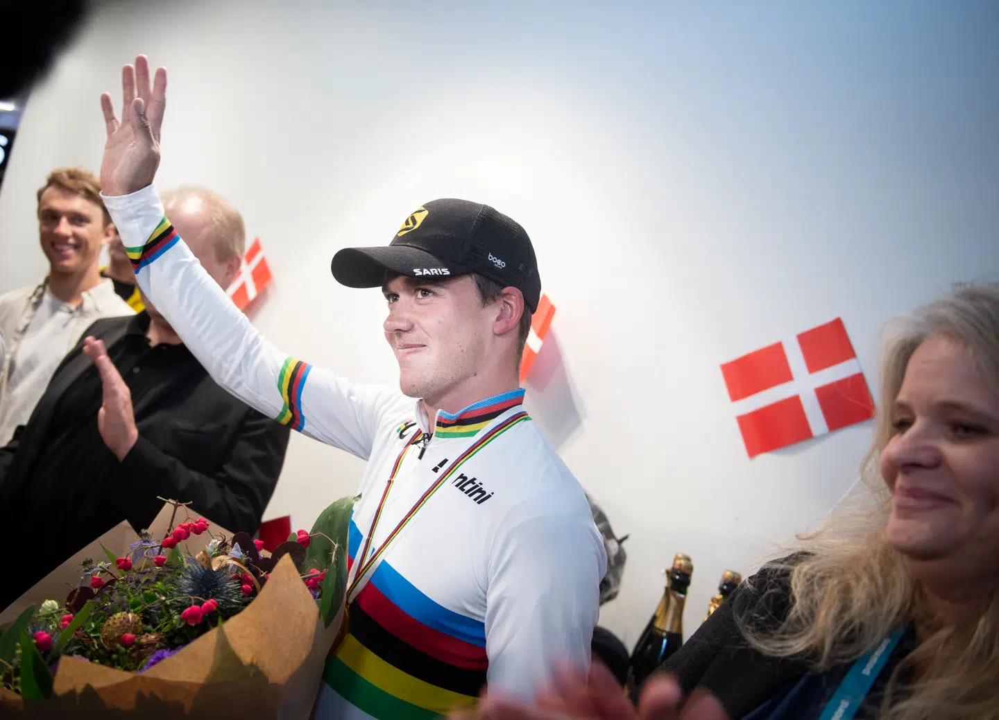 Mads Pedersen bliver hyldet ved sin ankomst til Københavns Lufthavn.